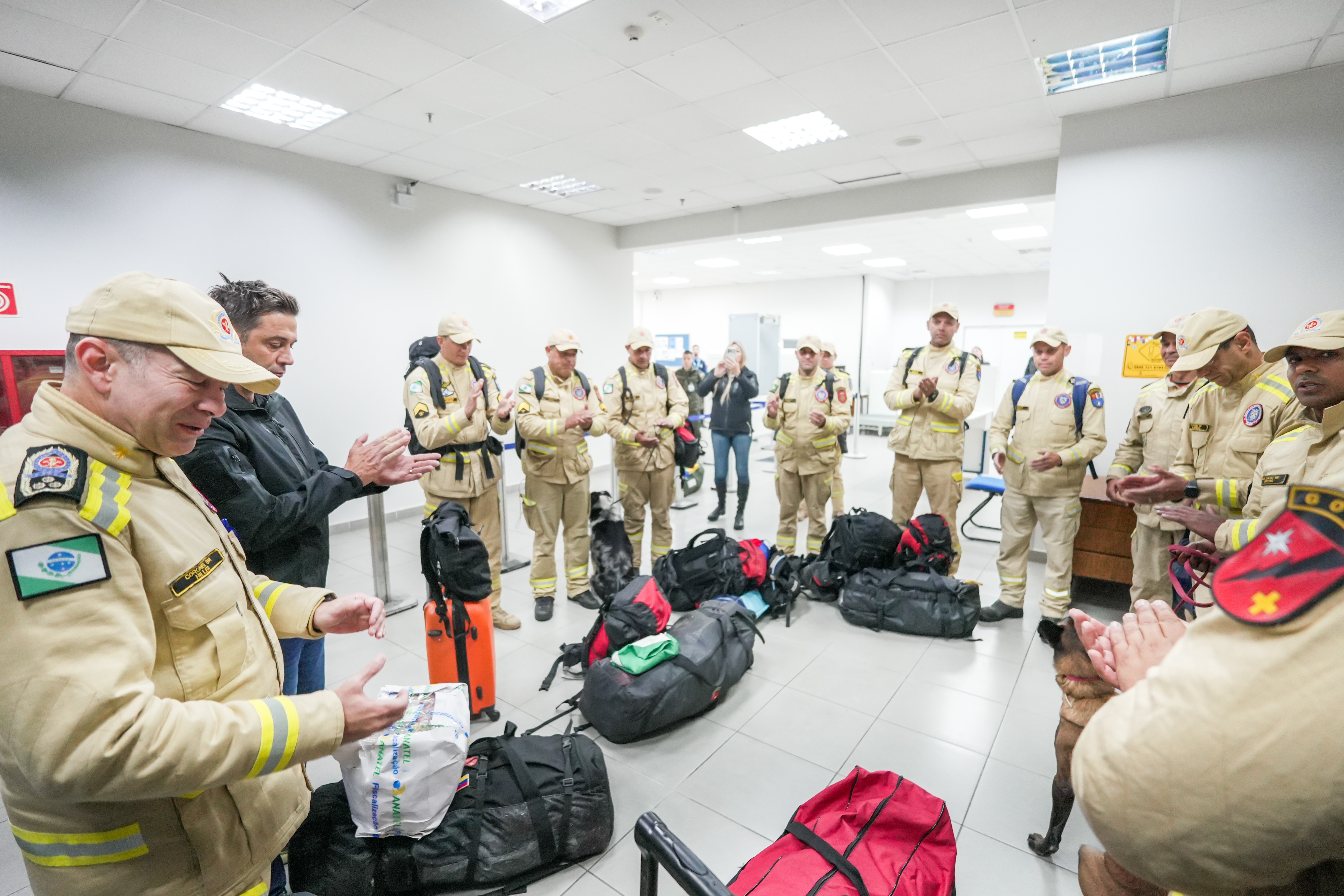 Bombeiros do Paraná retornam ao Brasil após missão humanitária na Venezuela