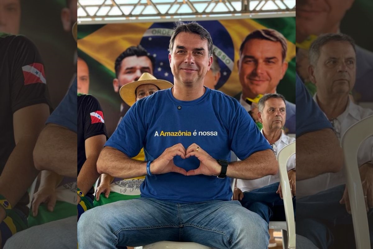 Flávio Bolsonaro veste blusa "Amazônia é nossa" após tensões com taxas dos Estados Unidos