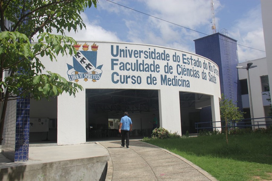 Justiça anula decisão de comissão e garante vaga em Medicina na UERN