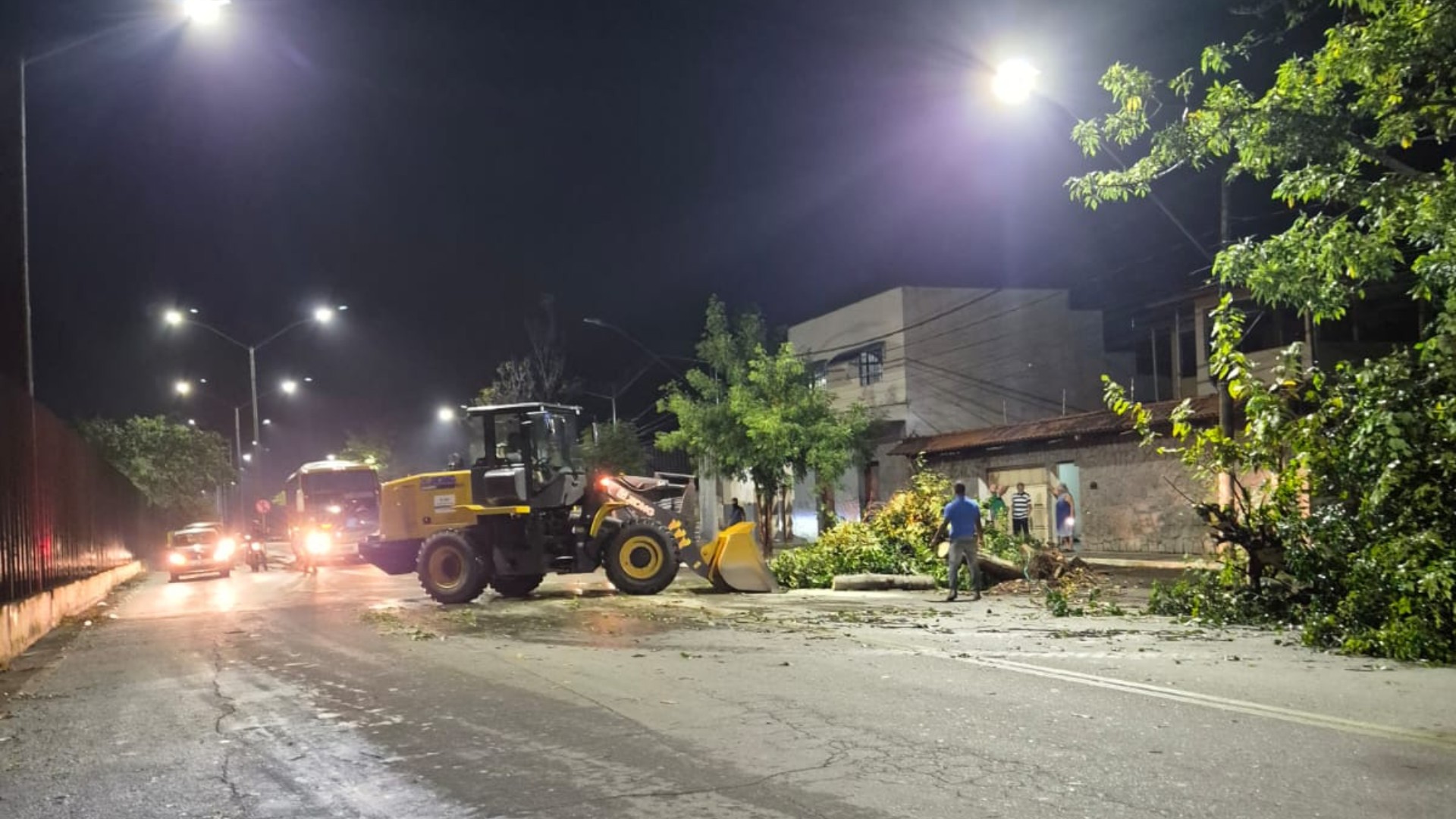 Corpo de Bombeiros intensifica ações de limpeza após temporal em Governador Valadares