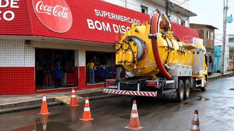 Prefeitura de Natal realiza operação emergencial de limpeza na Rua Vereador Cauby Barroca após temporal