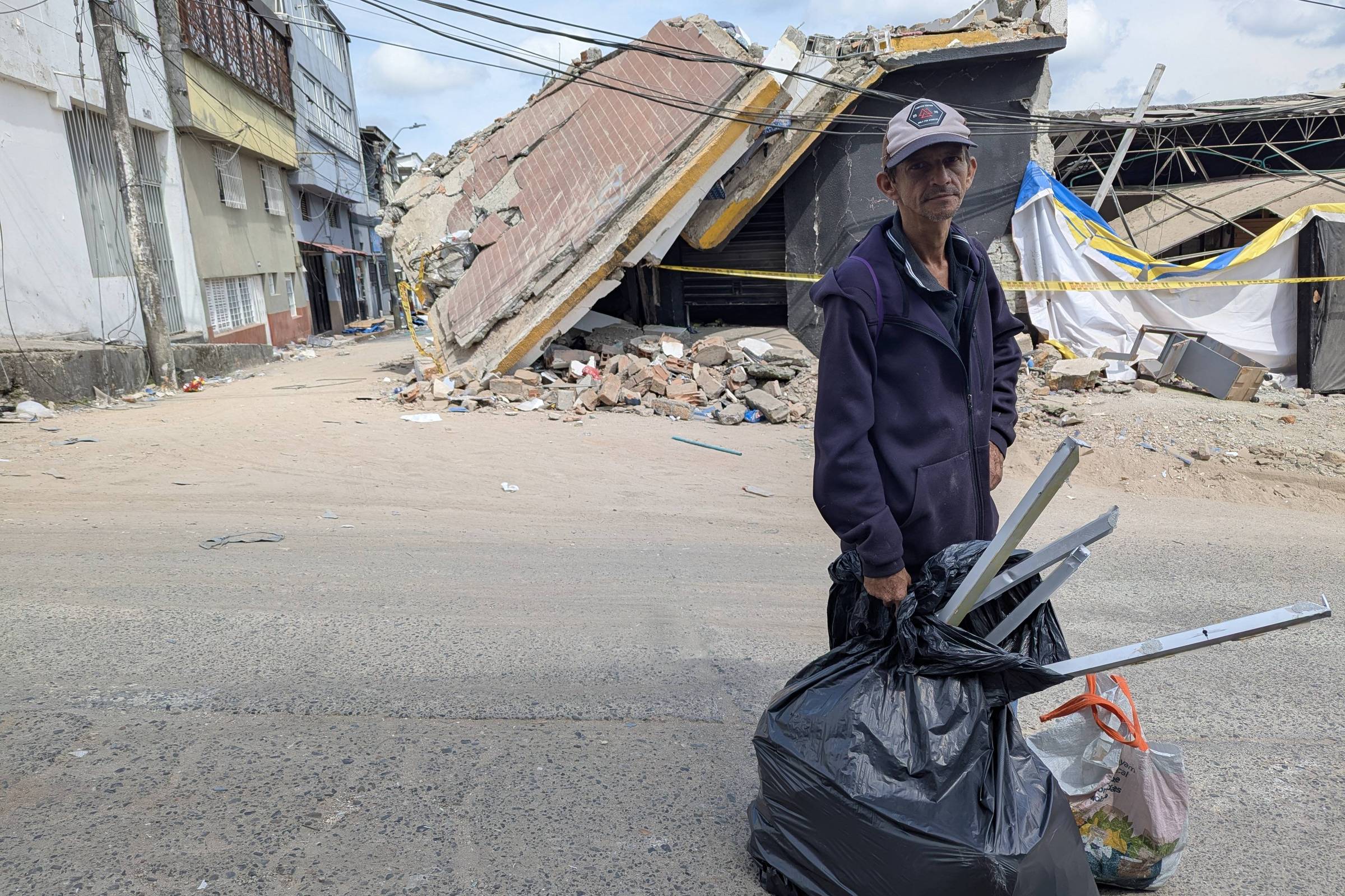 Sobreviventes recorrem à coleta de metais após terremoto na Colômbia