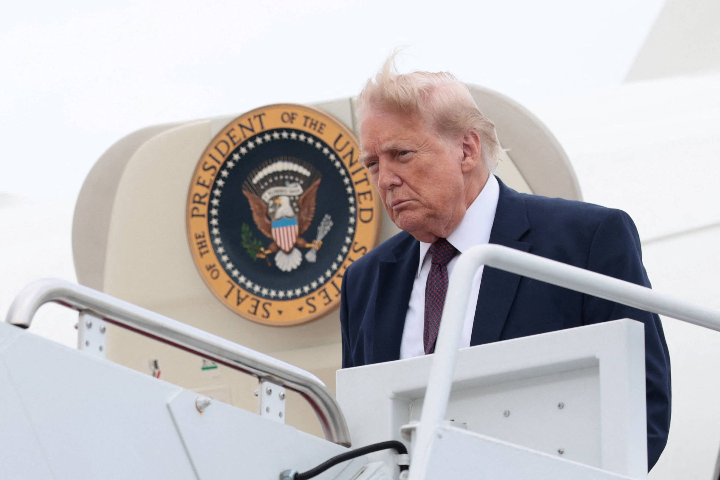 Presidente Donald Trump atinge aprovação de 34%, menor índice de seu 2º mandato, aponta pesquisa