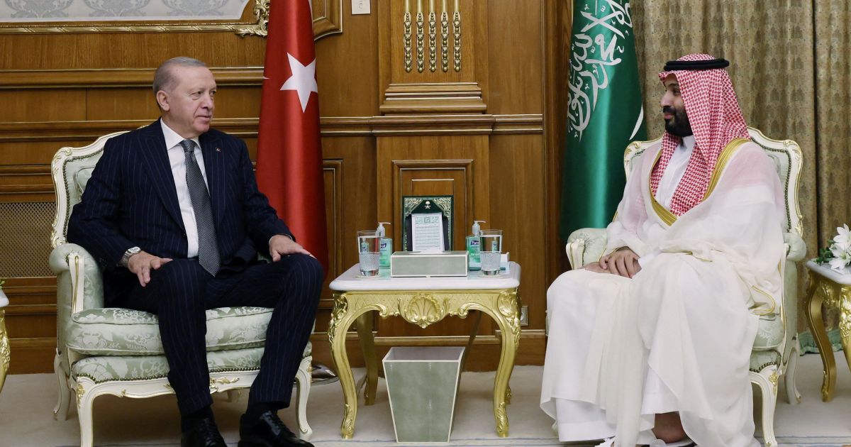 Arábia Saudita, Paquistão e Turquia selam aliança de defesa coletiva