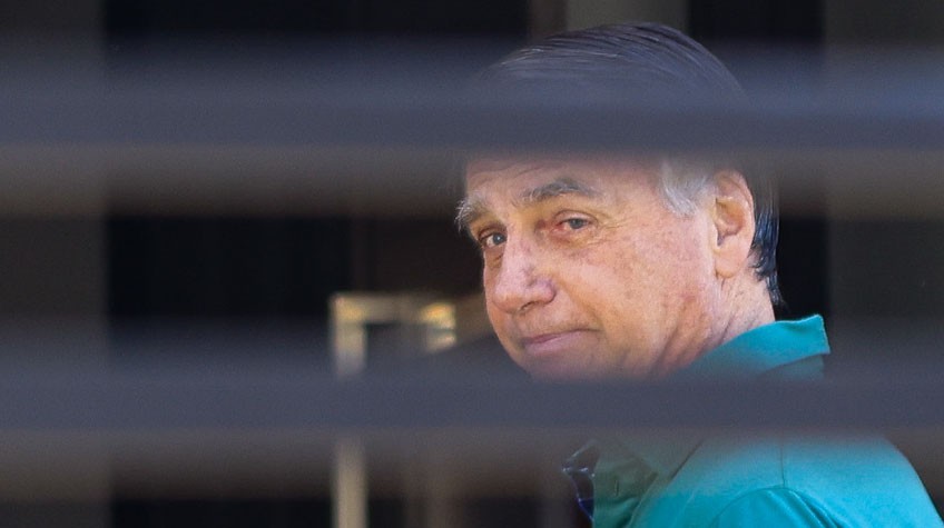 Arma de Bolsonaro inutilizada com aval de Michelle, aponta investigação
