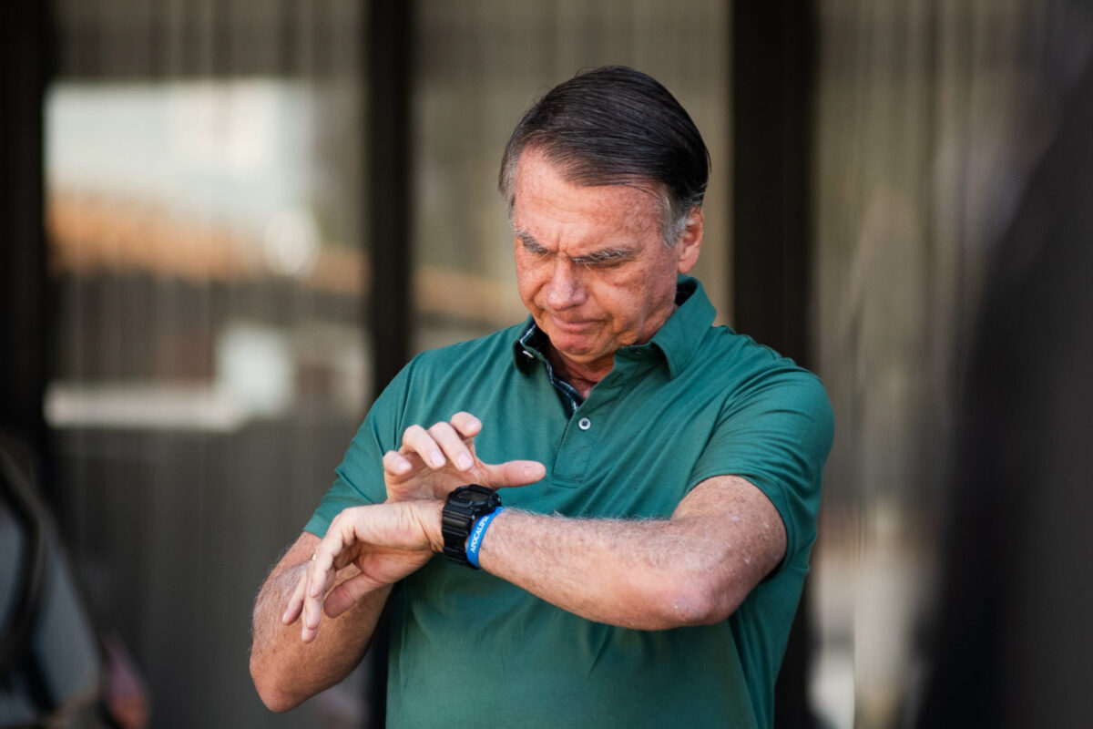 Polícia Militar apreende arma de fogo registrada em nome de Jair Bolsonaro durante blitz no DF