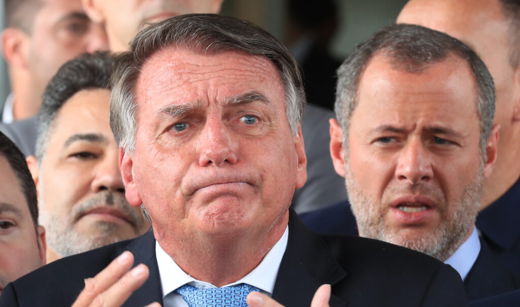 Arma registrada em nome de Jair Bolsonaro é apreendida em blitz no DF