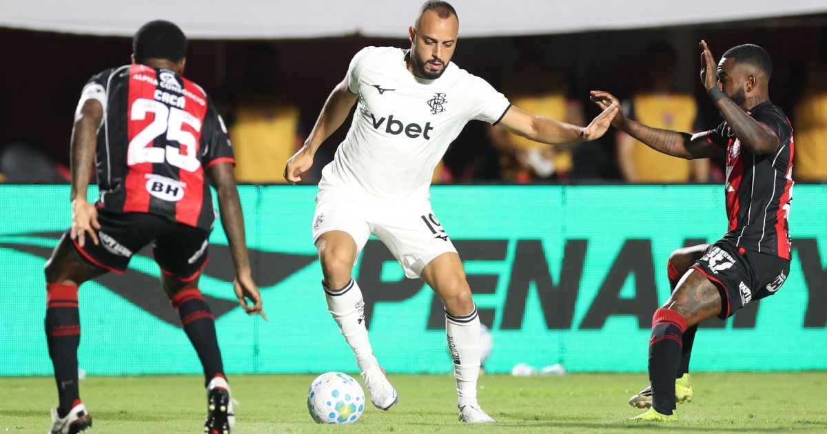 Arthur Cabral é o primeiro jogador do Brasileirão expulso pela Lei Vini Jr.