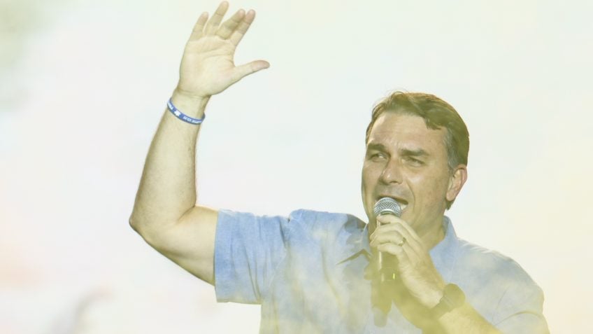Flávio Bolsonaro discursa na convenção do PL em Brasília