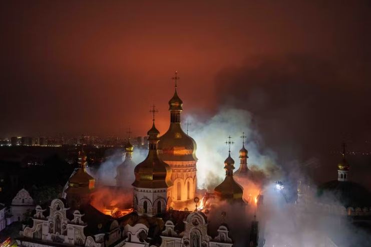 Rússia ataca mosteiro histórico na Ucrânia, gerando condenações internacionais