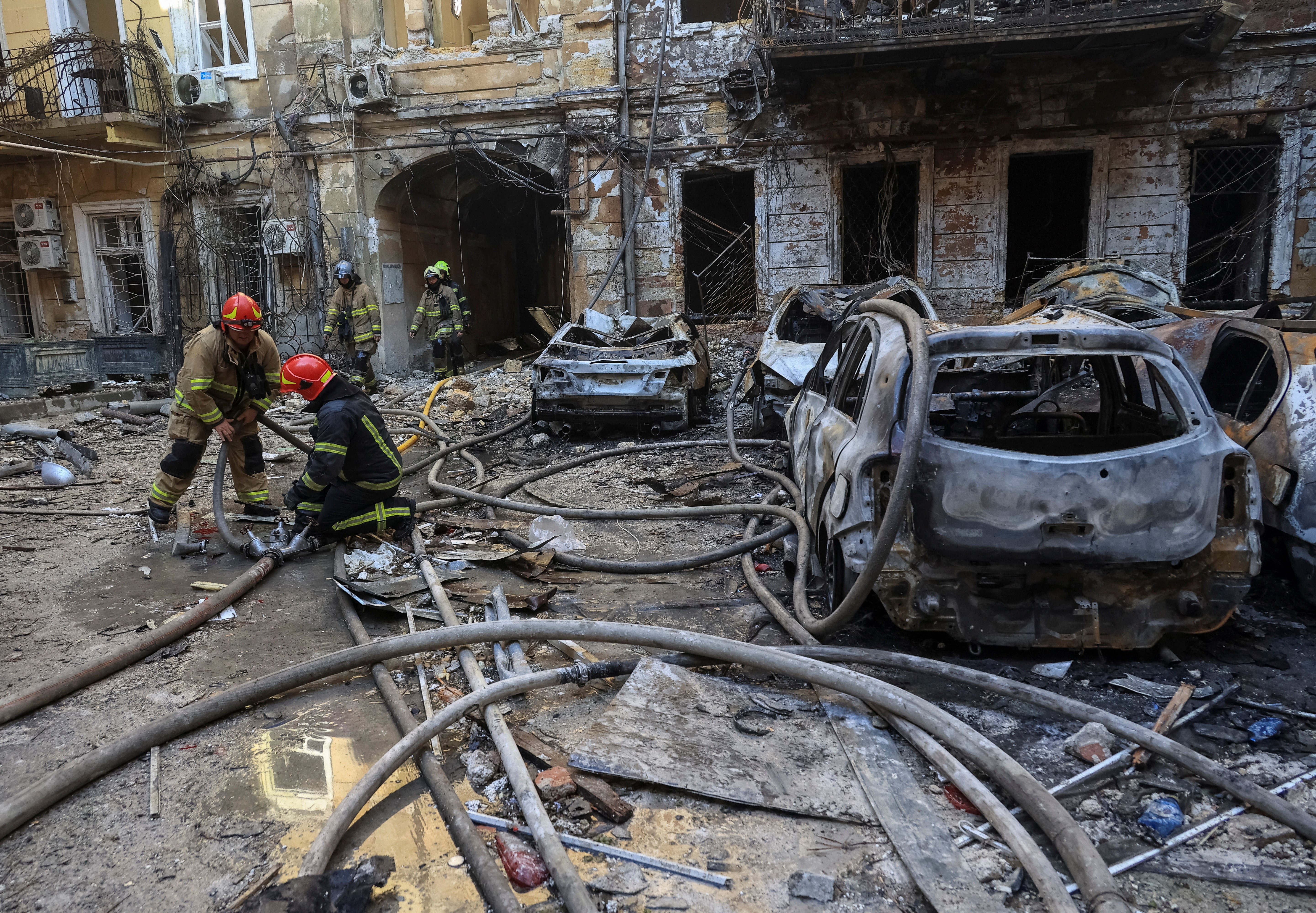 Ataques russos e ucranianos deixam mortos e feridos em meio à escalada do conflito