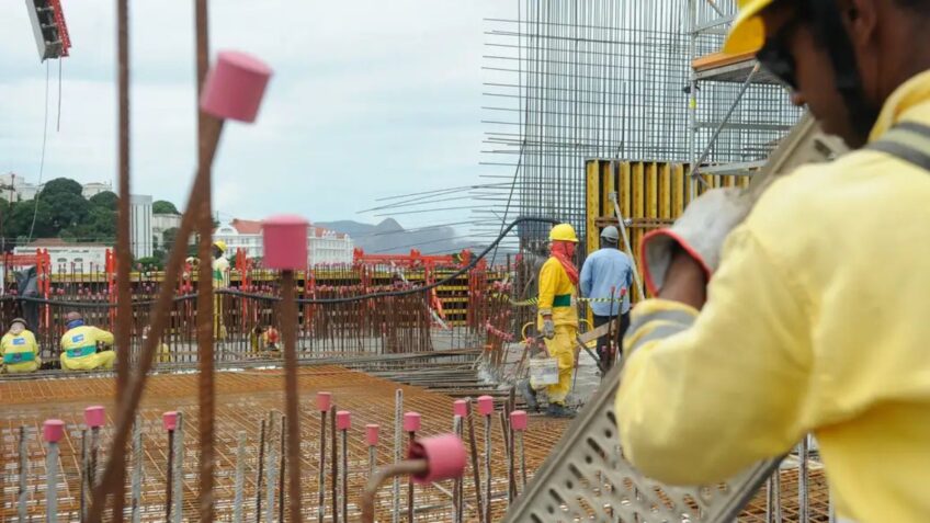 Atividade da construção civil avança em abril, diz CNI