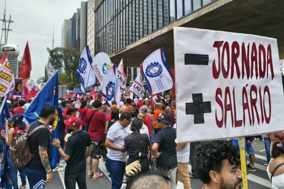Manifestantes ocupam a Avenida Paulista contra a escala 6x1