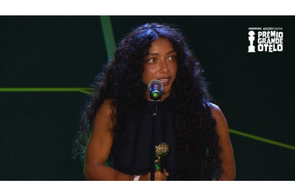 Alice Carvalho vence Prêmio Grande Otelo e homenageia Titina Medeiros