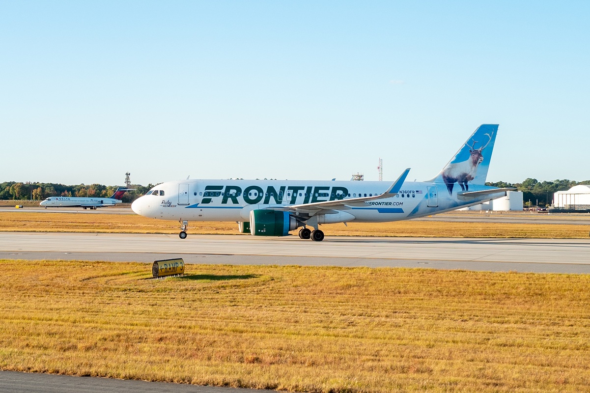 Avião da Frontier Airlines atropela pessoa e cancela voo em Denver
