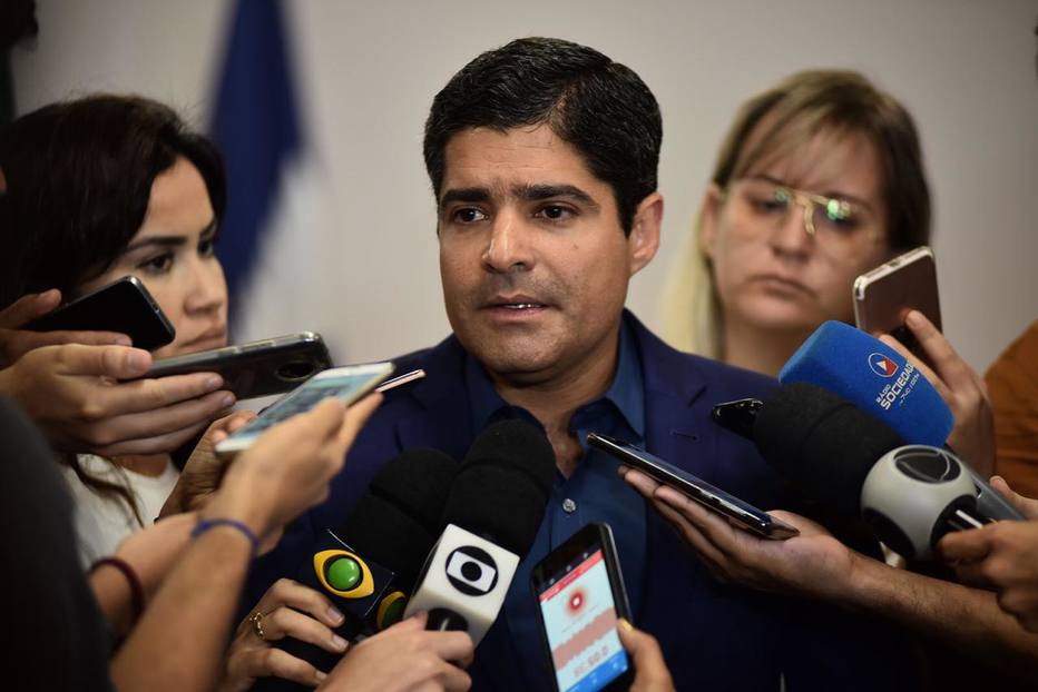 Avião com ACM Neto e outros três políticos faz pouso de emergência em Salvador após falha