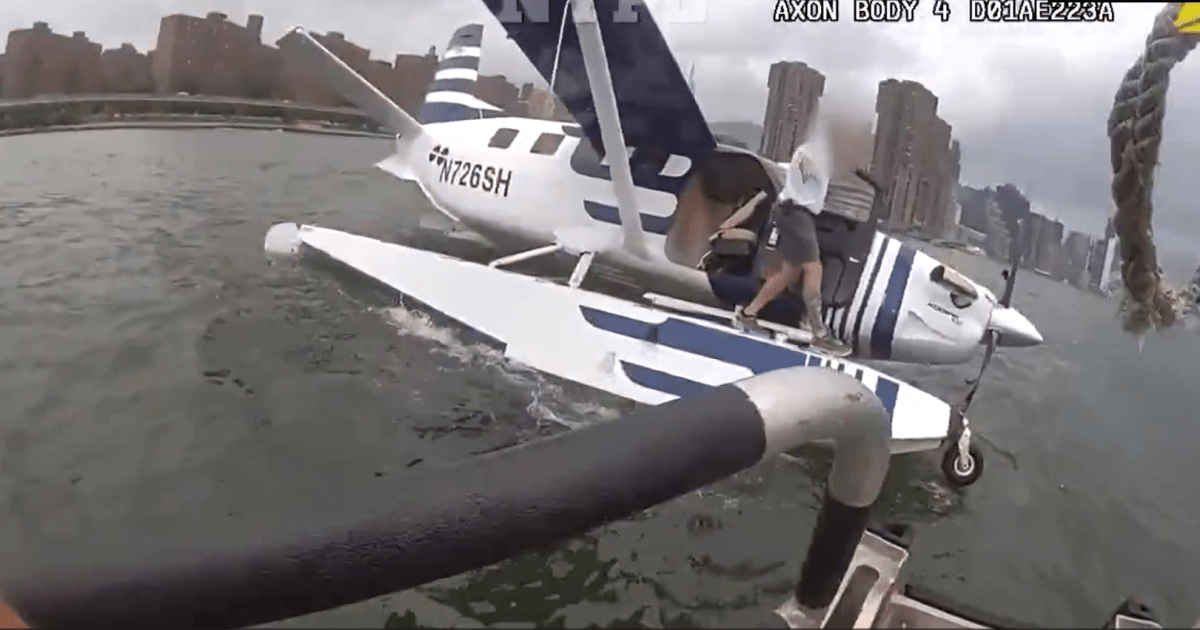 Policiais de Nova York resgatam oito pessoas após pouso forçado no East River