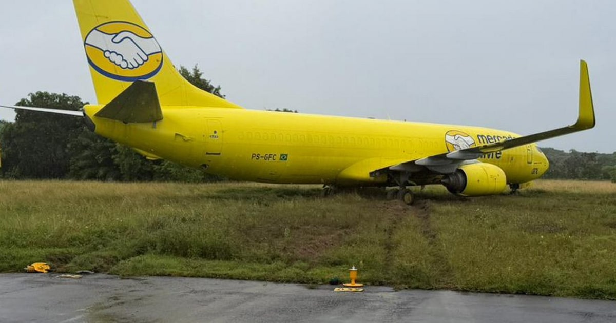 Avião cargueiro da Gol sai da pista em Salvador
