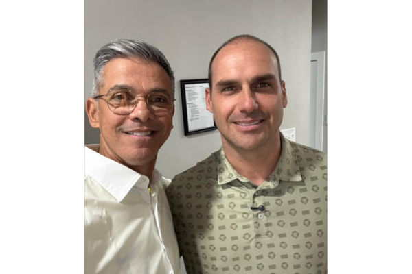 Deputado estadual Coronel Azevedo é criticado por reunião com Eduardo Bolsonaro nos EUA