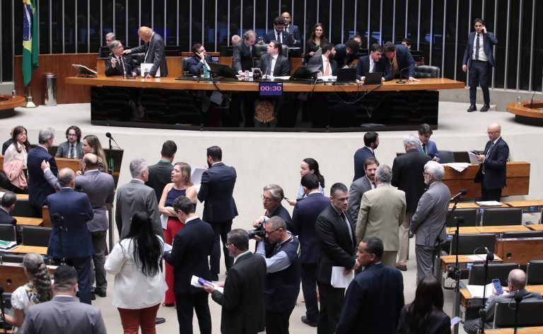 Bancada do agro pressiona por votação de projeto sobre dívidas rurais com presidente da Câmara