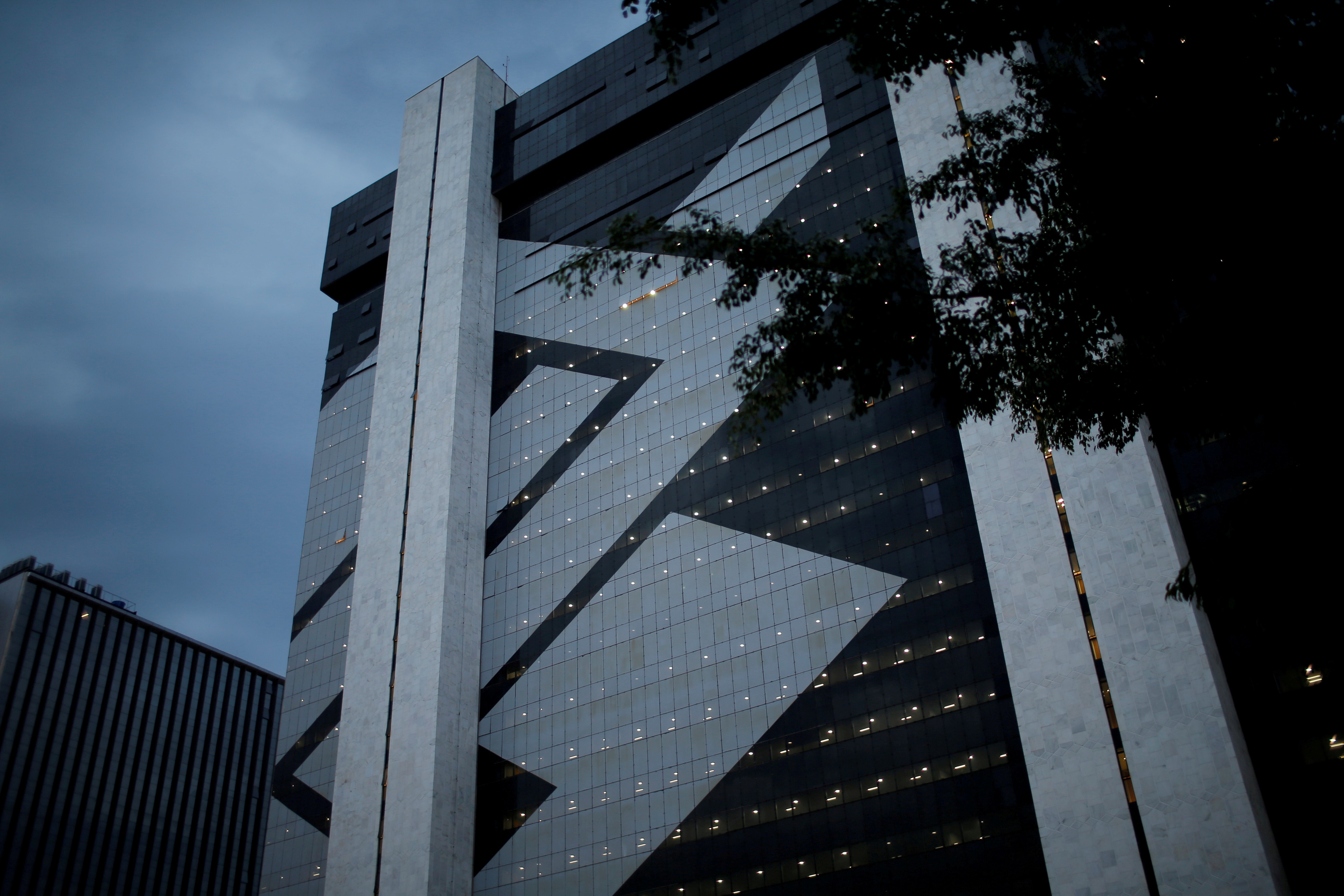 Banco do Brasil ajusta lucro após forte queda no 1º tri