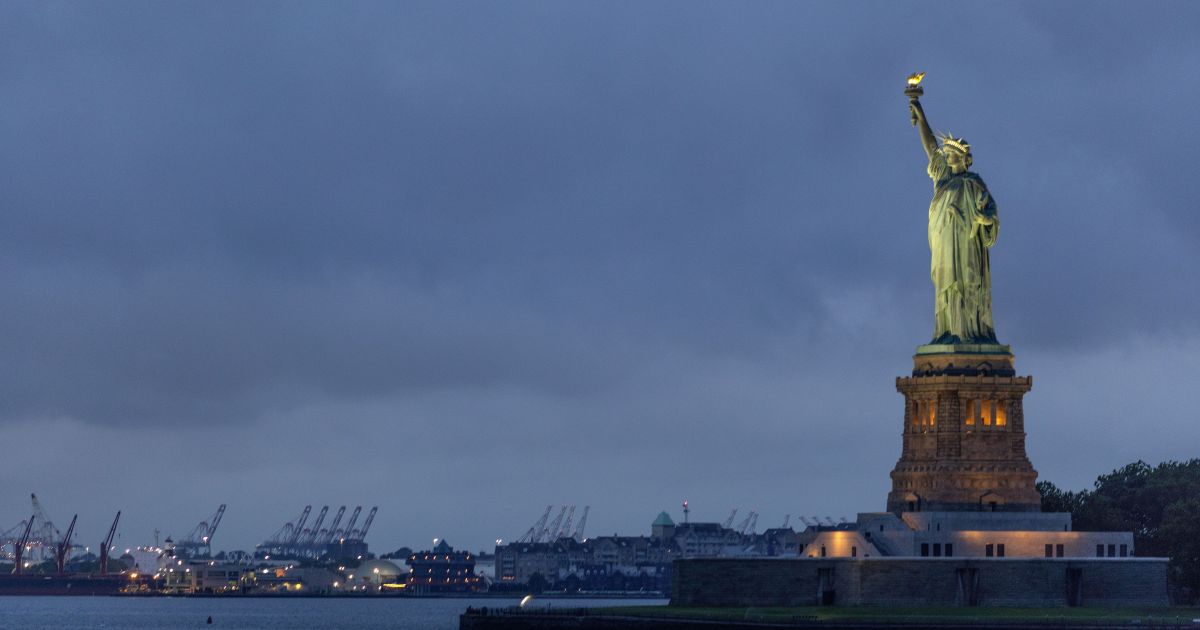Naufrágio próximo à Estátua da Liberdade causa a morte de mãe e filha