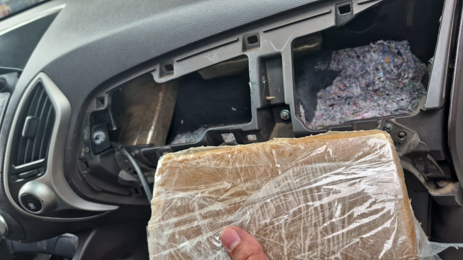 Polícia apreende 12 barras de crack ocultas em painel de carro na BR-262