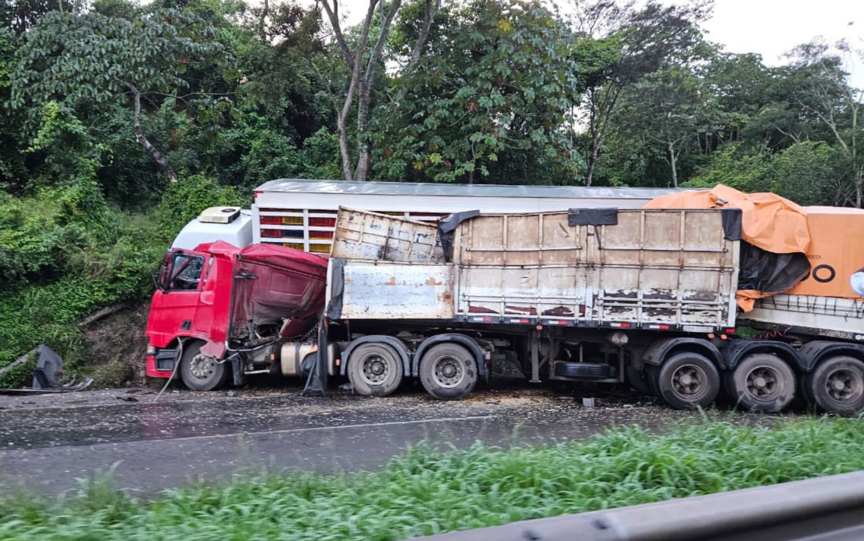 Acidente de caminhões paralisa BR-324 por horas na Bahia