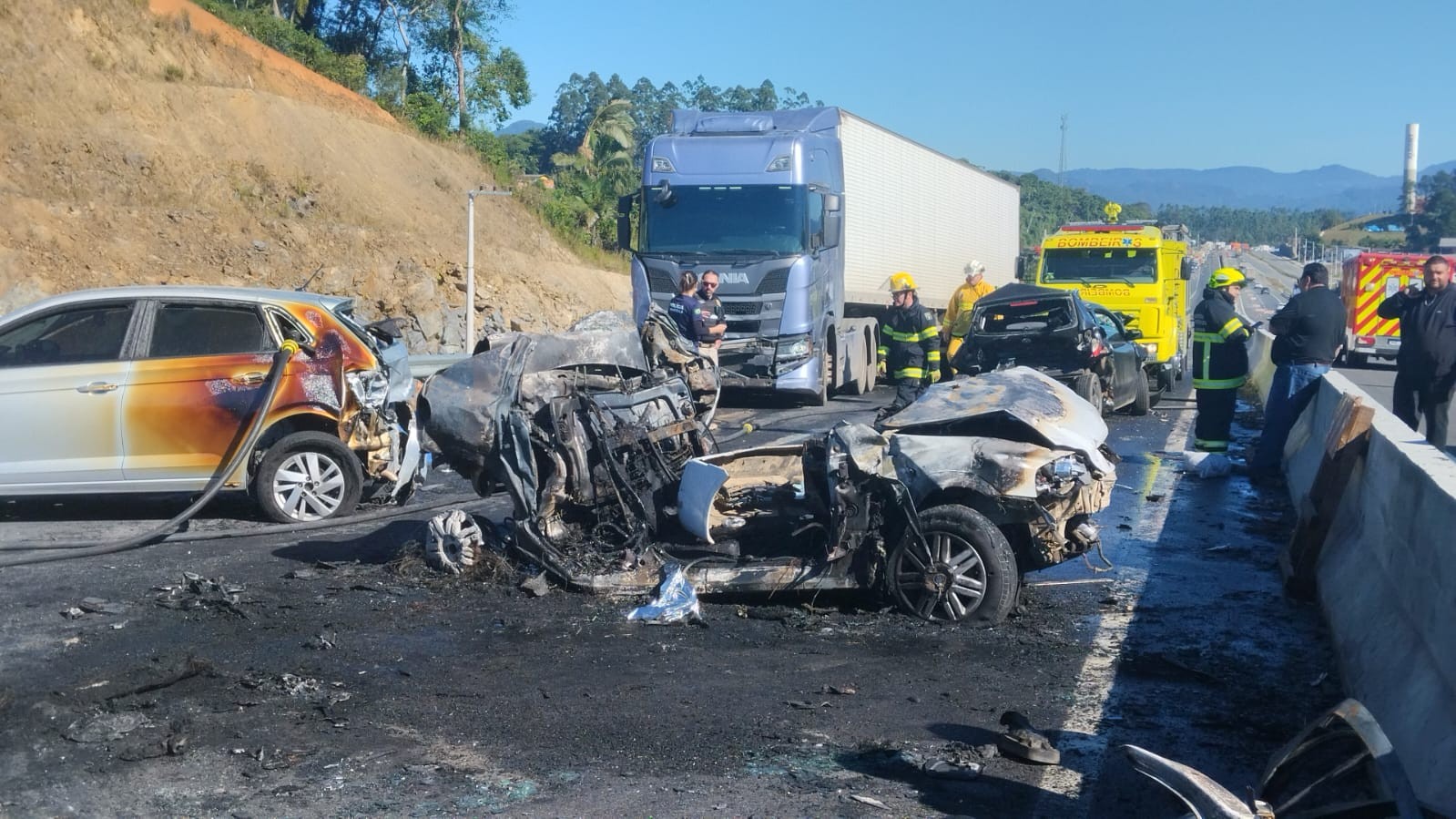Acidente entre carreta e carros deixa 1 morto e feridos em Indaial, SC