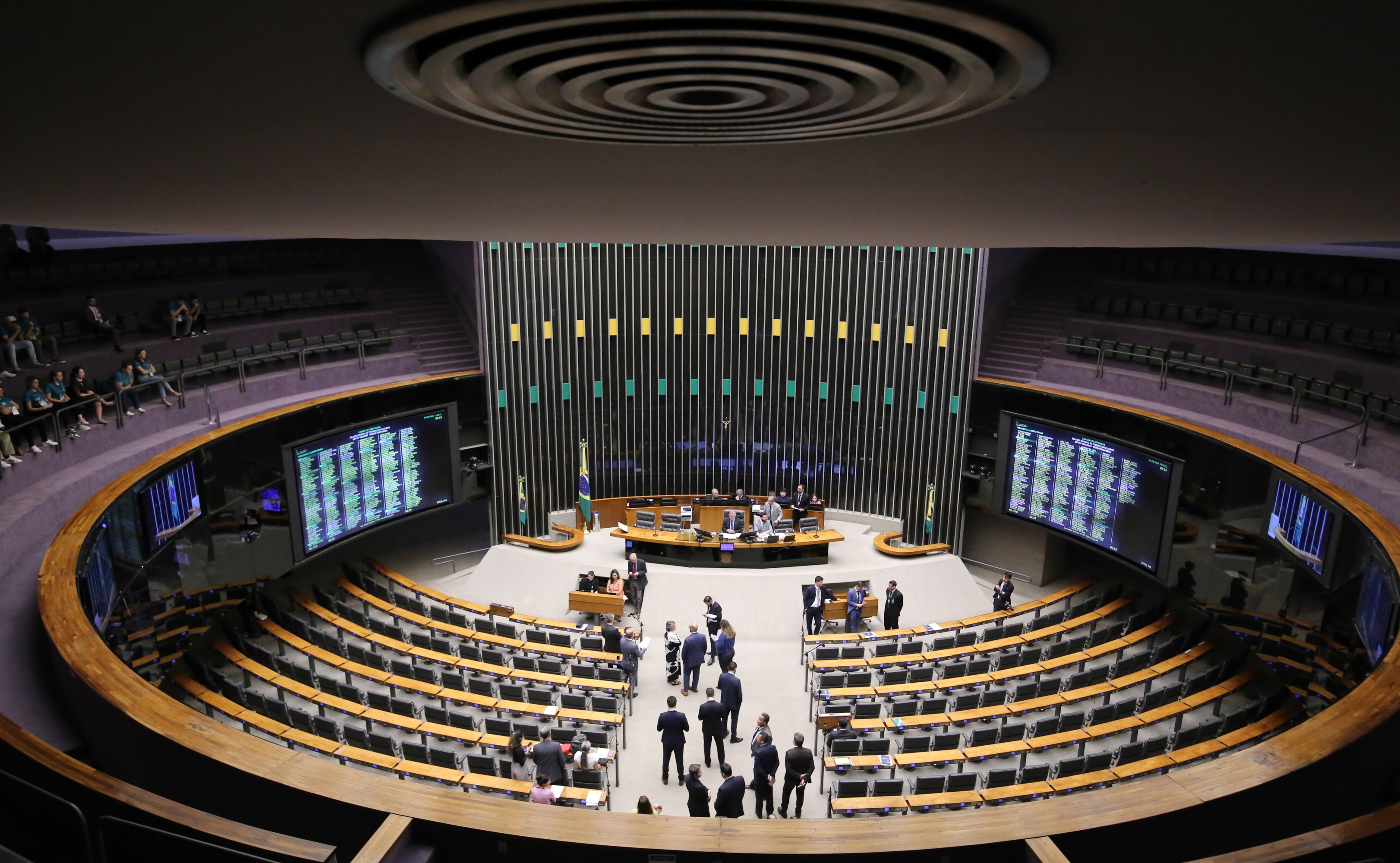 Câmara aprova projeto que concede benefícios a partidos políticos em votação silenciosa