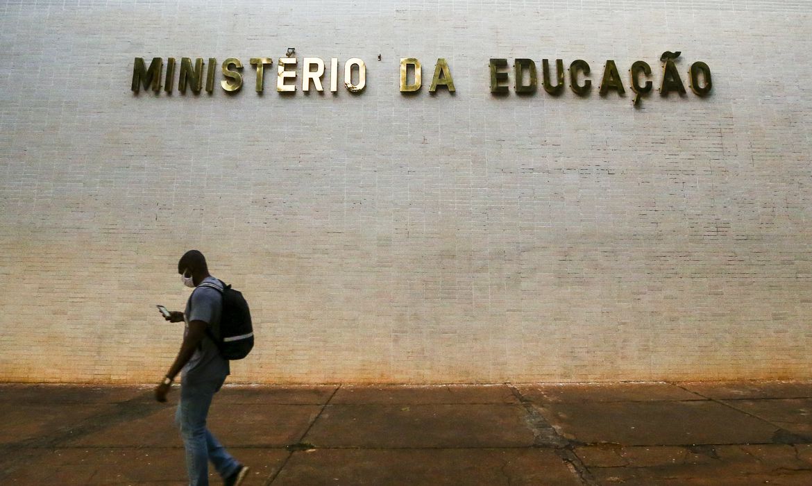 MEC altera repasses para universidades após bloqueio de R$ 1,6 bilhão