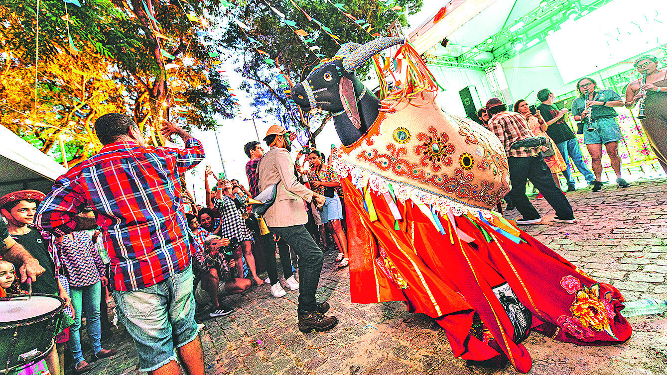 Boi Esmeralda inicia cortejo cultural em Potilândia com ensaio aberto e saída do boi