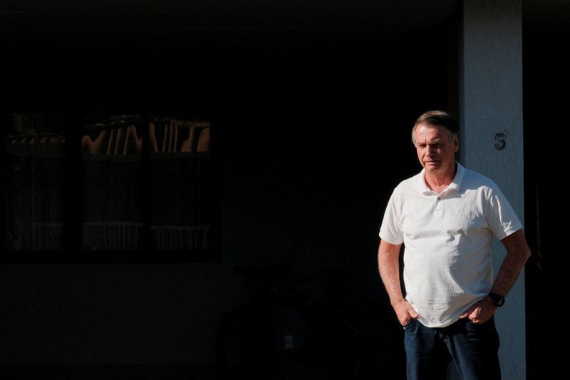STF suspende visitas de Flávio a Jair Bolsonaro após carta pública