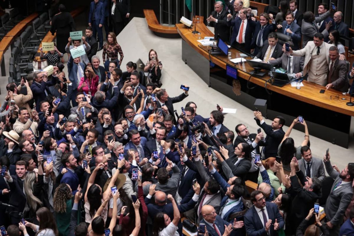 Congresso derruba veto de Lula e reduz penas a golpistas