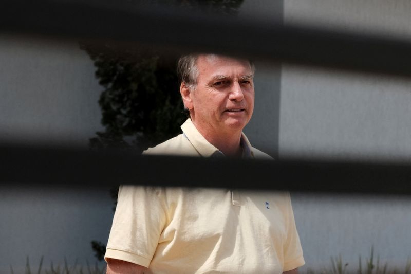 Jair Bolsonaro abre mão de arma e aguarda decisão de Moraes sobre prisão domiciliar