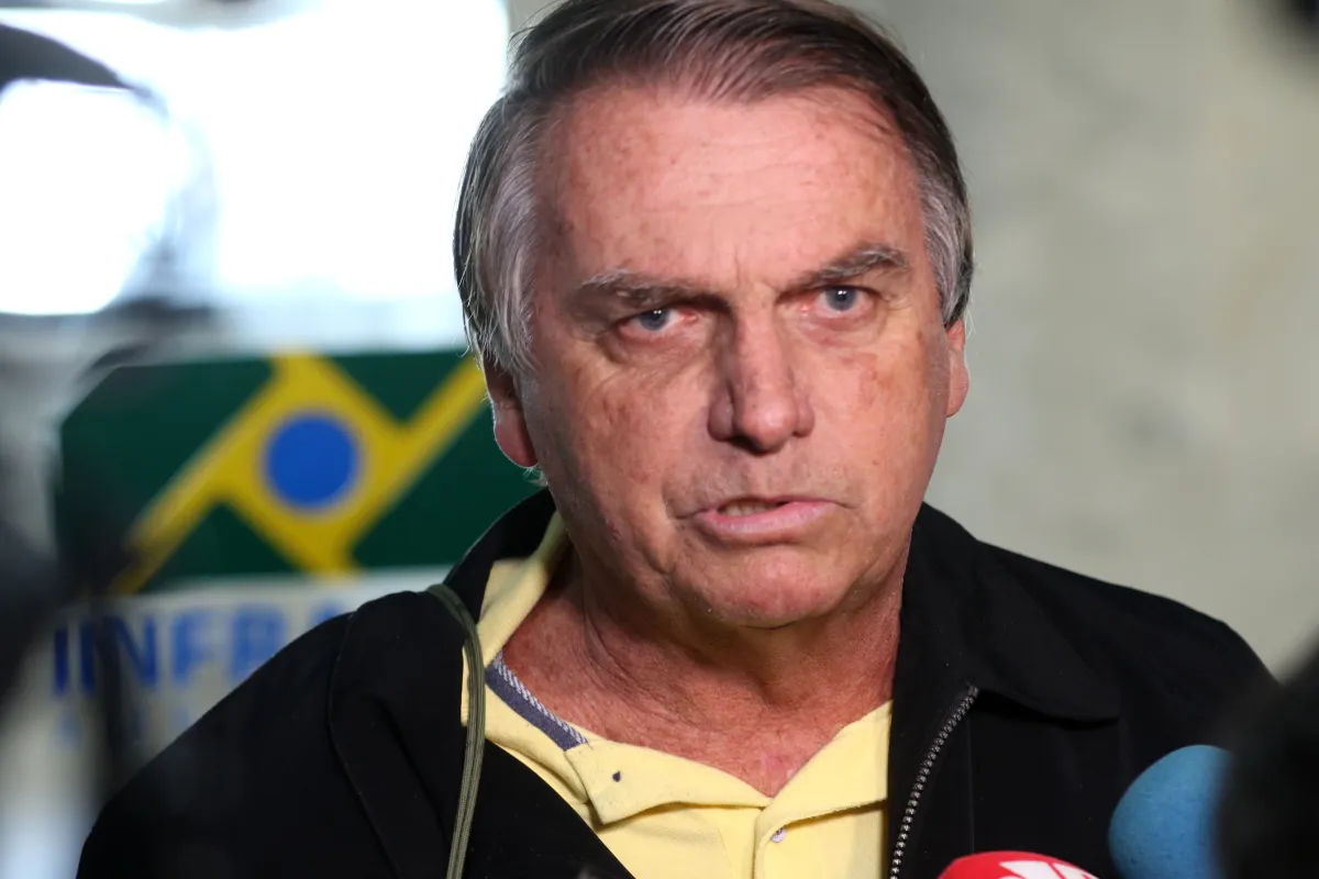 Jair Bolsonaro afirma que delegado da PF autorizou permanência de arma em casa