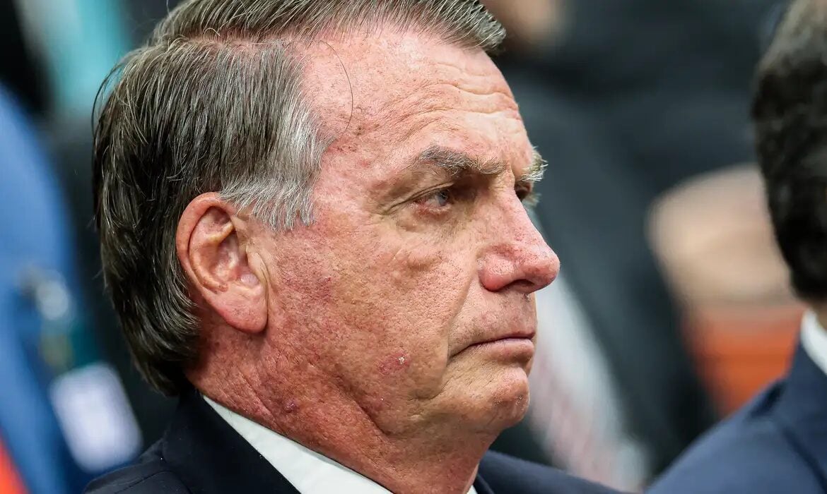Defesa de Bolsonaro ao STF: ex-presidente não está impedido de ter arma em casa