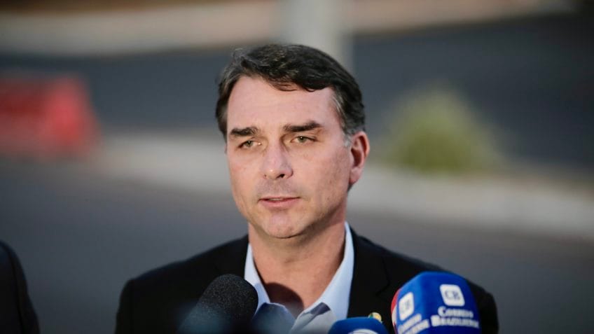 Jair Bolsonaro reage a crise e descarta Michelle em 2026