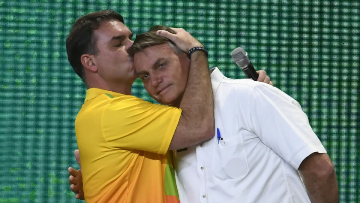 Bolsonaro minimiza escândalo e blinda Flávio no PL