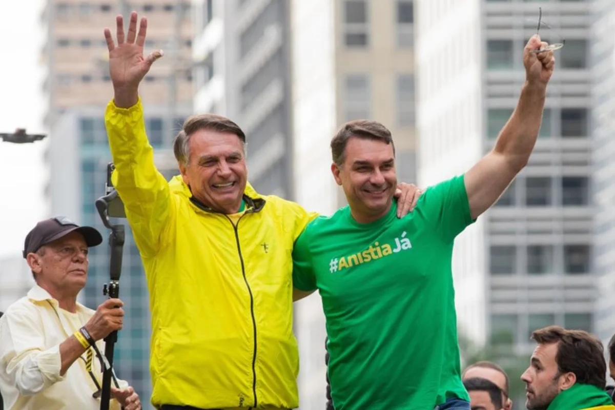 Bolsonaro tenta se afastar de decisão sobre IA enquanto expõe Flávio
