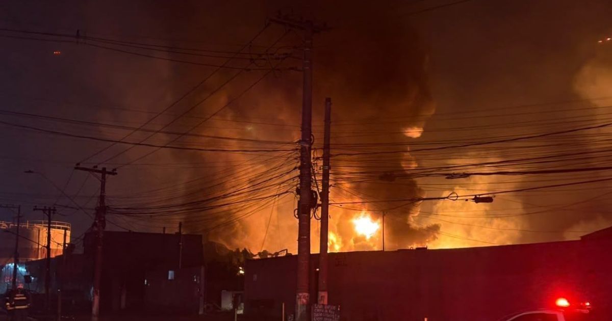 Corpo de Bombeiros compara incêndio em indústria com o maior da história do Brasil