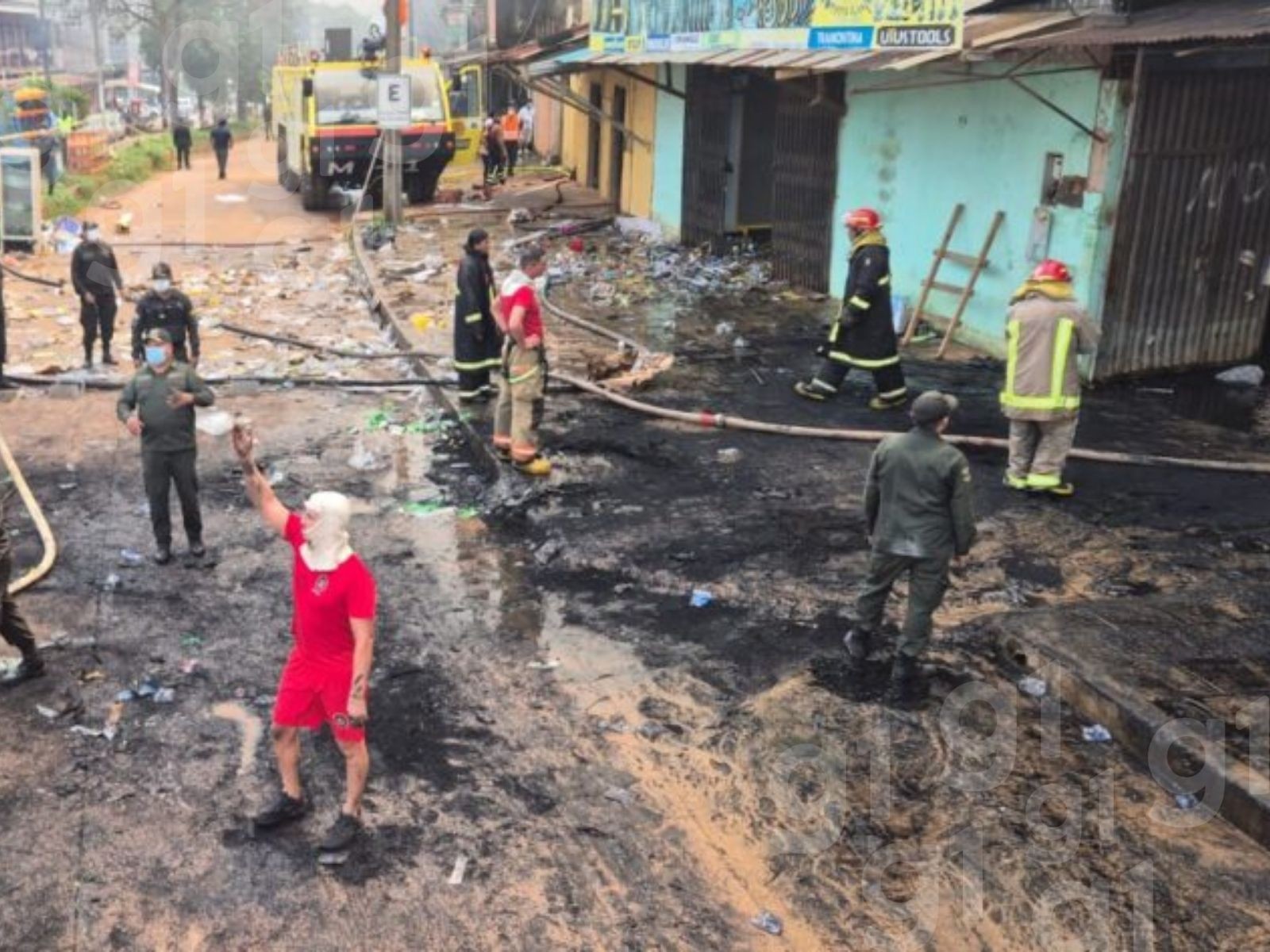 Bombeiros do AC e Bolívia lutam por 10h contra grande incêndio em Cobija