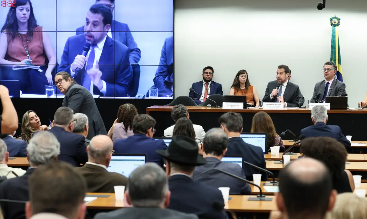 Boulos critica "bolsa patrão" em debate sobre jornada 6x1