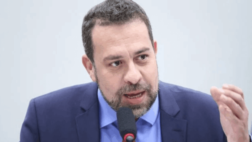 Boulos confronta Flávio Bolsonaro sobre feminicídio