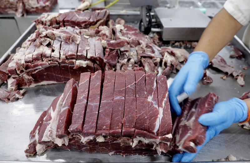 Brasil atinge cota de exportação de carne para China; exportações sem tarifa param até nova definição