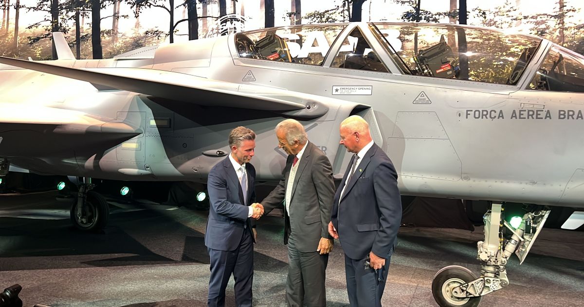 Brasil considera comprar nova frota de caças suecos Gripen, diz ministro da Defesa