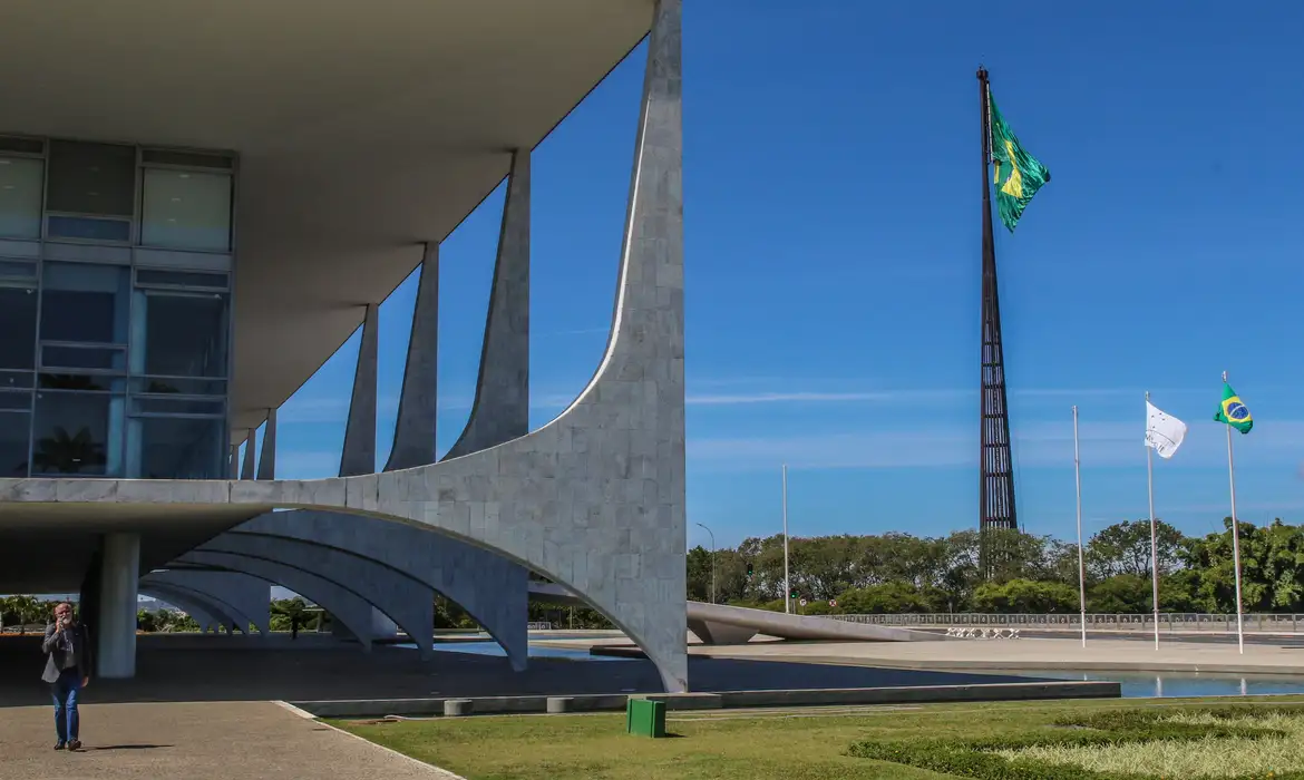 Governo brasileiro contesta classificação de narcotraficantes como terroristas pelos EUA