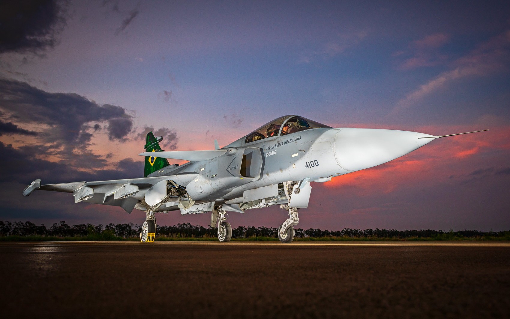 Brasil e Suécia negociam produção de novos caças Gripen em solo nacional