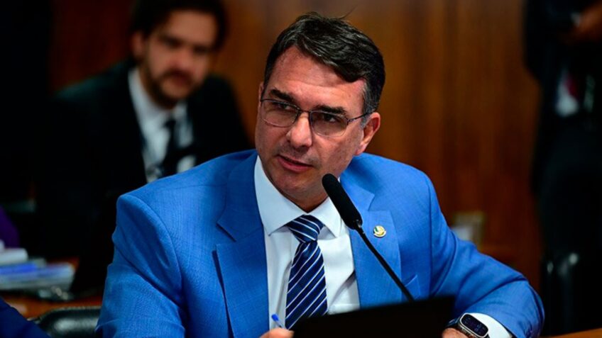 Flávio Bolsonaro critica "PowerPoint contra o crime" e programa de Lula