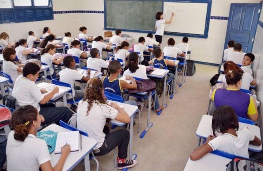 Brasil registra queda de 25% no número de jovens fora de trabalho e estudo desde 2019